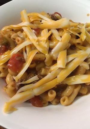 A picture of Chili Mac and cheese.
