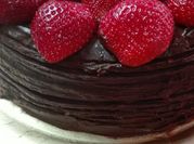 Una foto de tortas de chocolate y licor