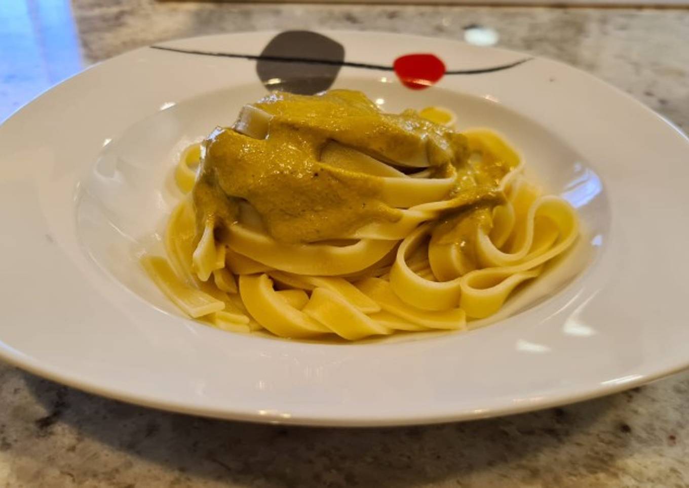 Tagliatelli al pesto rojo