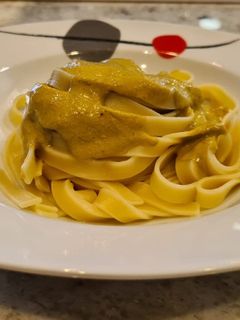 Una foto de Tagliatelli al pesto rojo