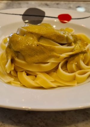 Una foto de Tagliatelli al pesto rojo