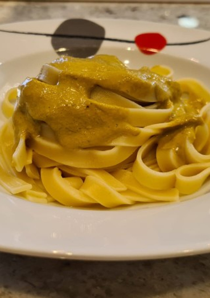 Una foto de Tagliatelli al pesto rojo