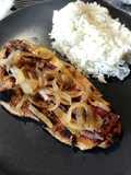 Bife de frango com queijo cheddar, bacon e cebola caramelizada