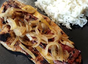 Foto de Bife de frango com queijo cheddar, bacon e cebola caramelizada