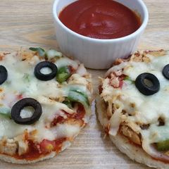 A picture of Bread pizza without oven.