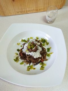Una foto de Noodles con berenjena y salsa de yogur y anchoas