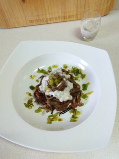 Una foto de Noodles con berenjena y salsa de yogur y anchoas