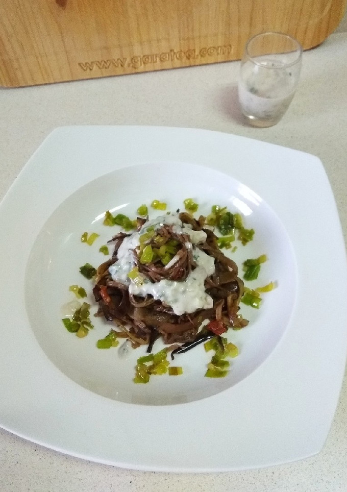 Una foto de Noodles con berenjena y salsa de yogur y anchoas