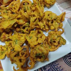 A picture of Onion and potatoes pakoras.