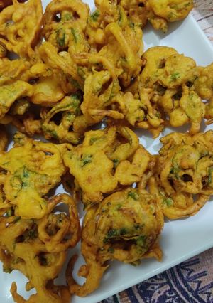 A picture of Onion and potatoes pakoras.