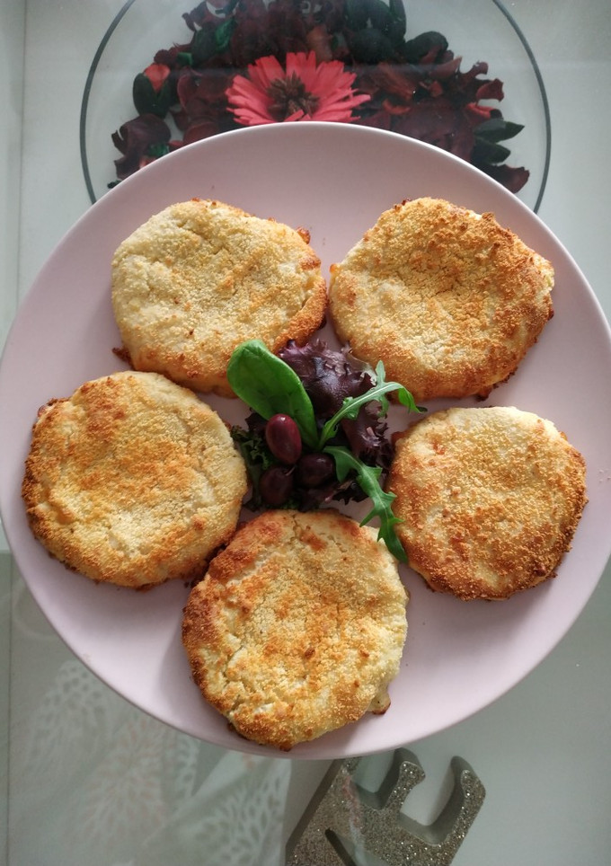 Una foto de Hamburguesas de hummus de garbanzos rebozadas con queso