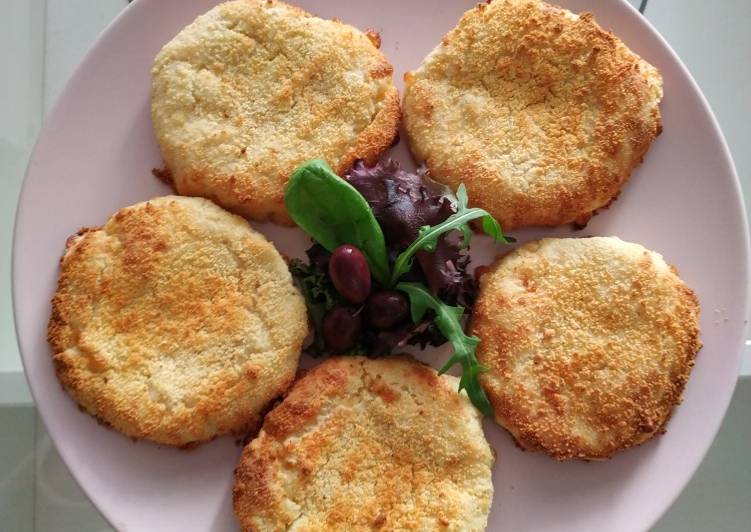 Hamburguesas de hummus de garbanzos rebozadas con queso