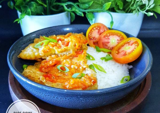 Bagaimana Menyiapkan Rice Bowl Telur Dadar Crispy Geprek Anti Gagal