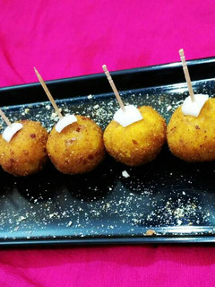 A picture of #Monsoon.corn chesse ball.