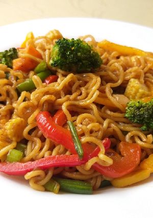 A picture of Stir fry veggie noodles.