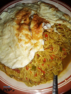 Dafadukan indomie with fried egg ainihin hoton girkin
