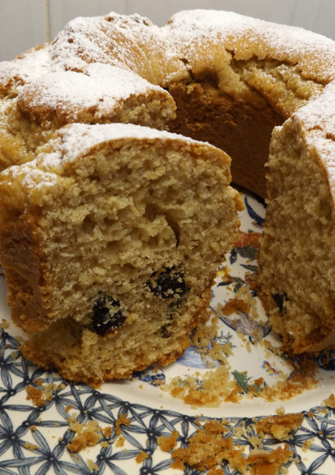 Una foto de Rosca de harina de espelta integral con ciruelas secas