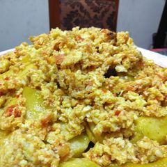 A picture of Irish chips with Scrabbled egg.