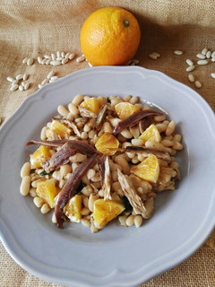 Una foto de Ensalada marinera de alubias blancas con vinagreta de naranja