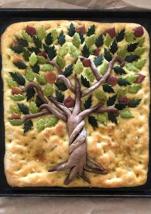 Foto di Focaccia fiorita "Albero, simbolo universale della vita" 🌷