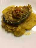 Emperador sobre lecho de patatas, cebolla y manzana con cúrcuma