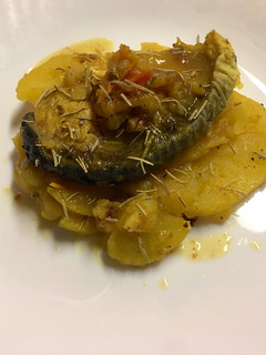 Una foto de Emperador sobre lecho de patatas, cebolla y manzana con cúrcuma