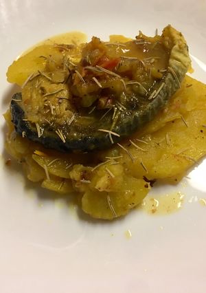 Una foto de Emperador sobre lecho de patatas, cebolla y manzana con cúrcuma