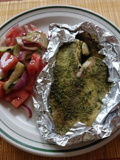 Una foto de Pescado al pesto en freidora de aire con ensalada