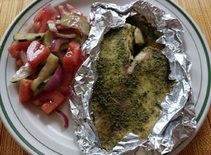 Una foto de Pescado al pesto en freidora de aire con ensalada