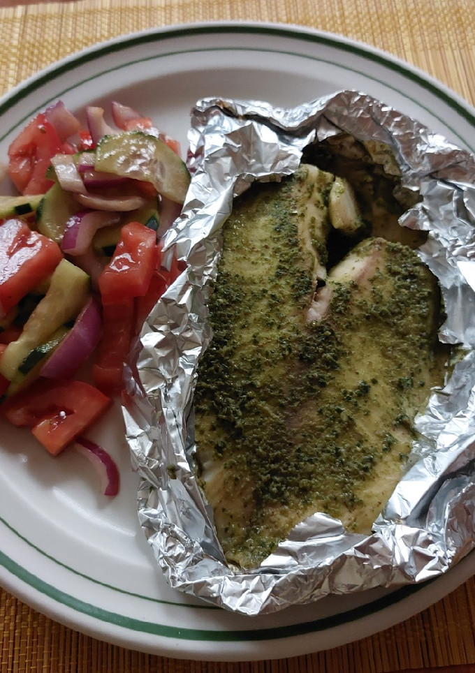 Una foto de Pescado al pesto en freidora de aire con ensalada