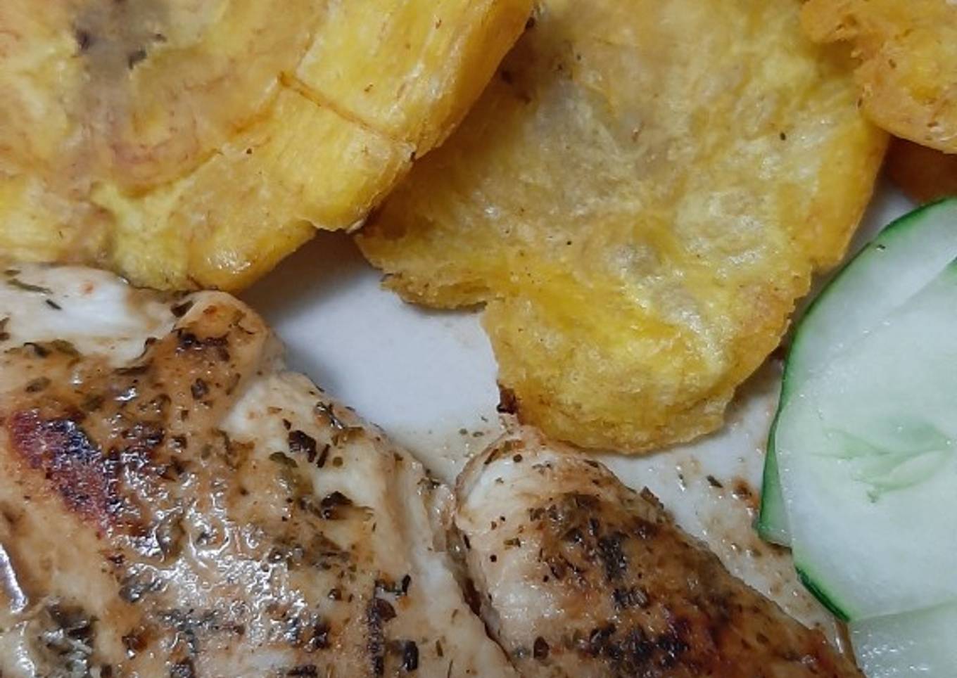 Patacones al olivo con pollo a la plancha