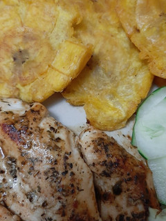 Una foto de Patacones al olivo con pollo a la plancha