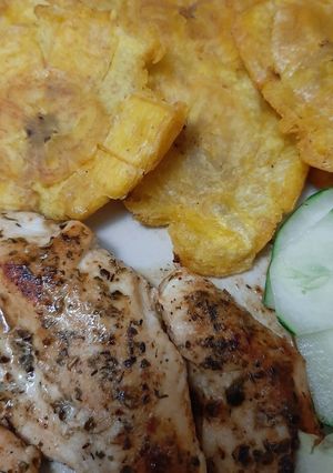 Una foto de Patacones al olivo con pollo a la plancha