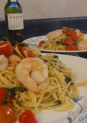 Una foto de Tagliolini con salsa de camarón