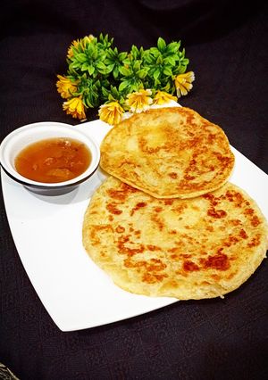 A picture of Khatti meethi karee ki chutney with paratha.