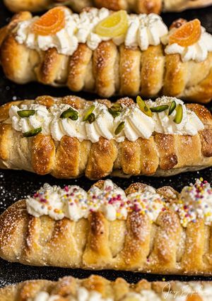 A picture of Cream buns.