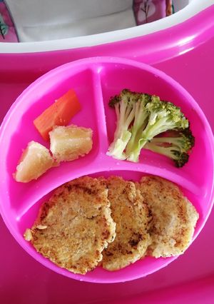 Una foto de Tortillas de pollo, quinua y camote versión bebe