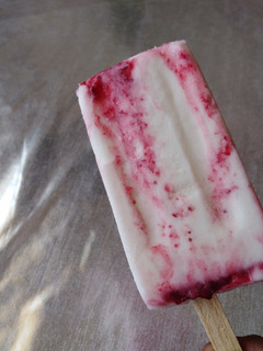 Una foto de Paletas Heladas de Queso con Zarzamora