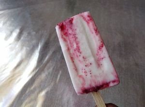 Una foto de Paletas Heladas de Queso con Zarzamora