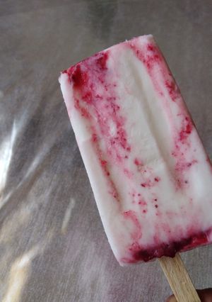 Una foto de Paletas Heladas de Queso con Zarzamora
