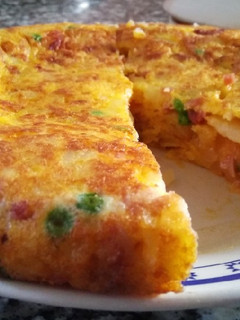 Una foto de Tortilla con chorizo y guisantes