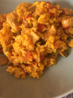 Una foto de Arroz con Pollo y verduras