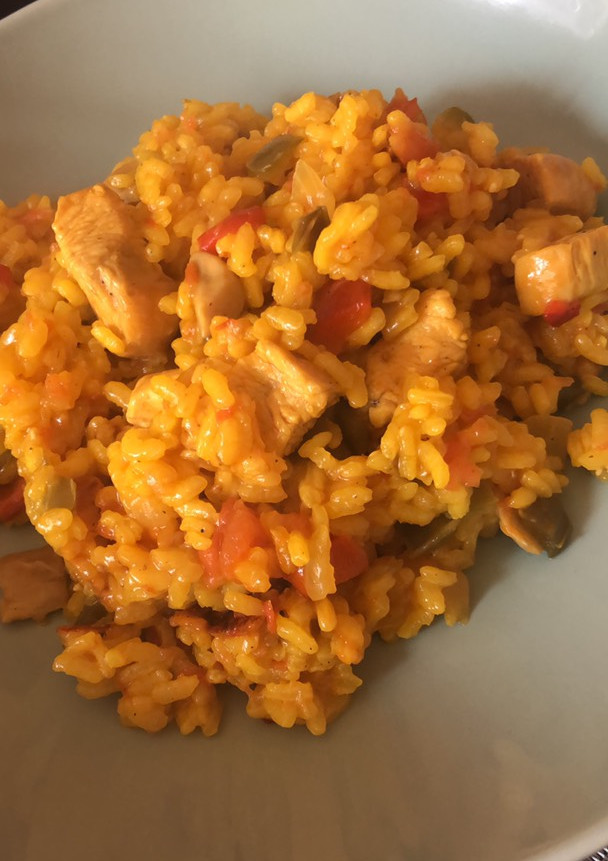 Una foto de Arroz con Pollo y verduras