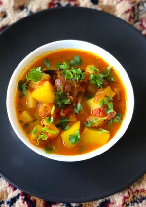 બટાકા શાક (Bataka shaak recipe in Gujarati) રેસીપી મુખ્ય ફોટો