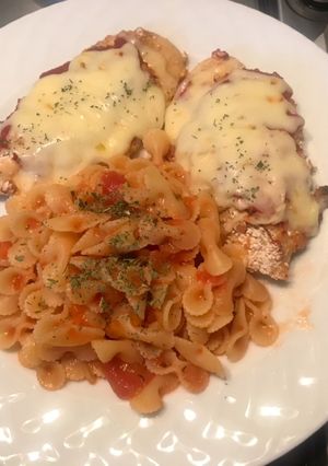 Hình của món Ức gà nướng ăn với macaroni.