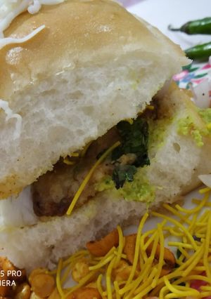 કચ્છી દાબેલી વીથ ચીઝ(kutchi dabeli with cheese in Gujarati) રેસીપી મુખ્ય ફોટો