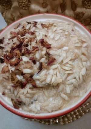 A picture of Sheer khurma.