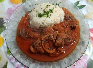 Una foto de Carne de osobuco a la olla con salsa de tomate
