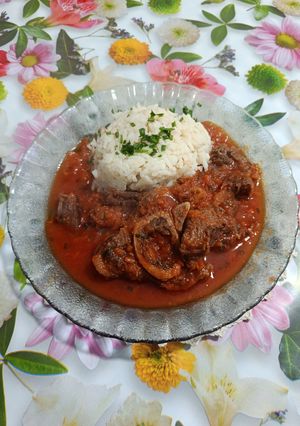 Una foto de Carne de osobuco a la olla con salsa de tomate