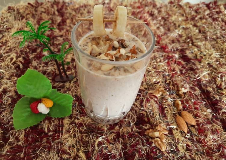 Steps to Make Favorite Banana walnut Milkshake